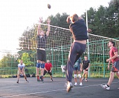 На спортивной площадке озера «Школьное» прошли соревнования по волейболу и футболу