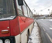 С территории Силино эвакуировали на спецстоянку брошенный на улице Гоголя автобус